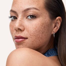 Catrice DIAMOND GLAZE brillo de labios stick #010-No Glitter, No Glory, Tono Ciruela con Destellos Azules, 1.6 gr