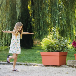 Eda Jardinera Muret 74 L con depósito de agua y ruedas - 79 x 35 x 39 cm - Color Terracota Naranja, modelo Toscana