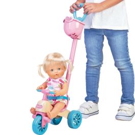 Famosa 7/17103 Nenuco y Su Triciclo con Muñeca Rubia, Pañal, Biberón y Cesta Extraíble - Diseño Rosa, Amarillo, Azul +2 Años