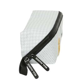 Bolso Escolar Portatodo Safta Cuadrado Grande Real Madrid 1 Equipacion 24-25 80x200x80 mm Bolso Escolar Portatodo Safta Cuadrado Grande Real Madrid 1 Equipacion 24-25 80x200x80 mm