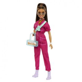 Mattel Muñeca Barbie Mono Rosa con Accesorios de Moda - Incluye Bolso, Gafas de Sol y Más