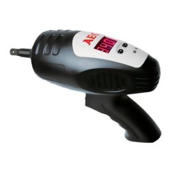 La llave de impacto AEG desmonta las ruedas La llave de impacto AEG desmonta las ruedas