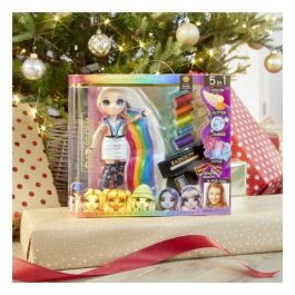 Rainbow High Estudio de Peluquería 5 en 1 Amaya Raine con Muñeca Maniquí Articulada, Colorantes y Accesorios para Peinar