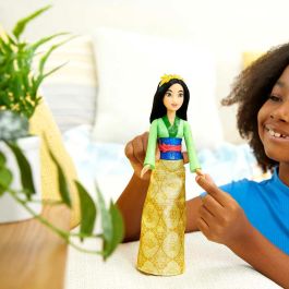 Mattel Hlw14 Muñeca Princesa Mulán articulada con conjunto de moda y accesorios Disney Princess +3 años