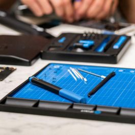 iFixit FixMat Alfombrilla Magnética para Proyectos: Organizador de Tornillos, Antiestática, Borrable y Apilable