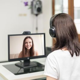 Logitech C270 Webcam HD 720p para Videollamadas y Grabación, Micrófono Reducción Ruido, Ajuste Luz Auto, Clip Universal