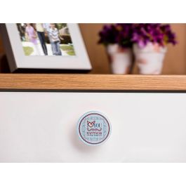 Rei Blister con 4 pomos redondos para mueble en madera haya, acabado lacado blanco ilustrado, Ø38mm, mod. m8 Rei Blister con 4 pomos redondos para mueble en madera haya, acabado lacado blanco ilustrado, Ø38mm, mod. m8