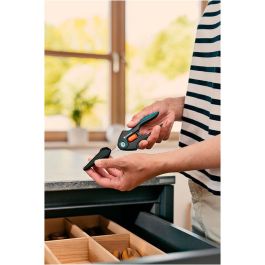 Gardena 12213-20 Tijera Gripcut con Corte Bypass y Sujeción Integrada para Hierbas y Chiles