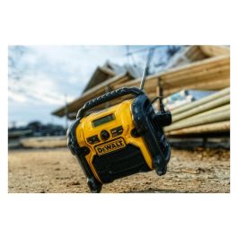DeWALT Radio Portátil Digital DCR020-QW con DAB+ y FM, compatible con baterías 10.8V-18V, color Negro/Amarillo