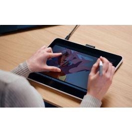 Wacom One 12 Pantalla Interactiva 11.6" Full HD 99% sRGB USB-C para Principiantes Creativos con Lápiz Sensible a Presión e Inclinación