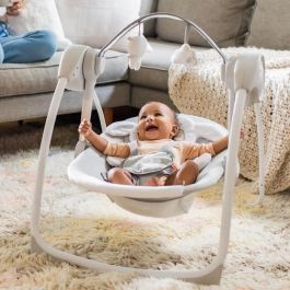 Ingenuity Columpio Portátil Comfort 2 Go Mini Cuddle Lamb - Plegable, 12 Melodías, 2 Posiciones Reclinables, Temporizador y Barra Actividad 0-9 Meses