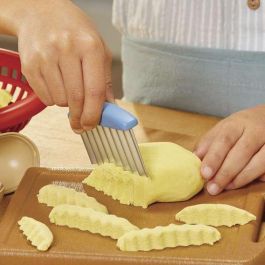 Creative Chefs Kit de Hamburguesas y Patatas Fritas, set de cocina con 22 accesorios, juguete para 3+ años