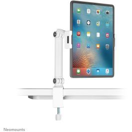 Neomounts DS15-545WH1 Soporte de tablet universal con movimiento completo y abrazadera de escritorio para tablets de 4.7"-12.9", blanco