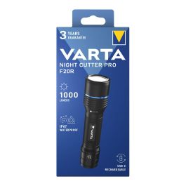 Varta Night Cutter Pro F20R Linterna Táctica Recargable 1000 lm IP67 con Rompevidrios, 22h Autonomía, Cordón y Riñonera