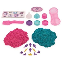 Spin Master 6065201 Kinetic Sand Set Pastelería Unicornio con Brillo y Neón, Moldes y Accesorios para Niños +3 Años Spin Master 6065201 Kinetic Sand Set Pastelería Unicornio con Brillo y Neón, Moldes y Accesorios para Niños +3 Años