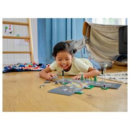 LEGO 60304 Intersección para montar, Juego de Construcción de Ciudades con Paneles y Carreteras para Montar