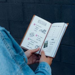 ERIK Cuaderno de Viaje Pink Floyd con 2 Cuadernillos Recargables, 19.5x12cm, Hojas Bullet y Líneas, Tapa Blanda de PU, Bolsillo y Tarjetero