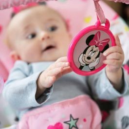 Disney Baby Balancín Tumbona Minnie Spotty Dotty con vibraciones, arco de juego, arnés de 3 puntos, tela supersuave y pies antideslizantes.