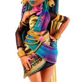 Monster High Jdr48 Muñeca Nefera De Nile, Momia Elegante Aterradora con Mascota Escarabajo Lavish, Vestido Cruzado y Accesorios Mattel