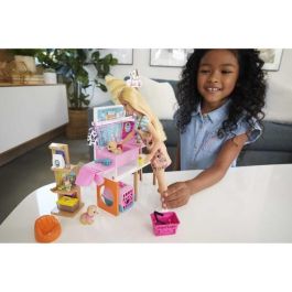 Barbie Tienda de Mascotas Playset con Muñeca, 4 Mascotas, 20+ Accesorios y Elementos Sensoriales que Cambian de Color