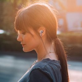 Lamax Clips1 Play Auriculares In-Ear Blancos BT 5.3 con Batería de 35 Horas