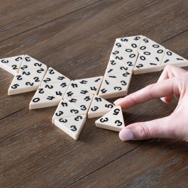 Bizak Juego Triominos Original - Juego de Mesa Familiar de Dominó Triangular, Variación del Clásico, Edad Mínima 3 Años