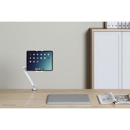 Neomounts DS15-545WH1 Soporte de tablet universal con movimiento completo y abrazadera de escritorio para tablets de 4.7"-12.9", blanco