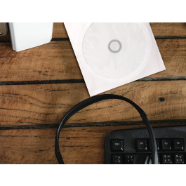 Q-connect Sobre para CD/DVD con Ventana Transparente y Solapa, Pack 50 Unidades, Almacenamiento Multimedia