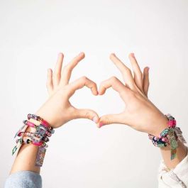 Set de pulseras sticki rolls ¡crea impresionantes pulseras con temática hawaii! incluye 2 rollos intercambiables Set de pulseras sticki rolls ¡crea impresionantes pulseras con temática hawaii! incluye 2 rollos intercambiables