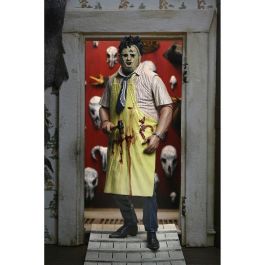 NECA Figura Leatherface 50th Anniversary La Matanza de Texas 18cm articulada con motosierra, martillos, pinzas y cabezas extras