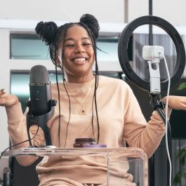 Logitech Streamcam Cámara Full HD USB-C para Streaming con Doble Micrófono y Video Vertical, Color Blanco