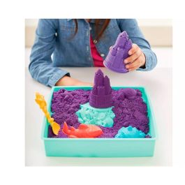 Spin Master 6067477 Kinetic Sand Caja de Arena Morada con 450gr, Moldes y Herramientas