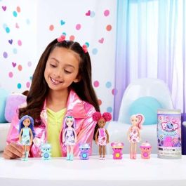 Barbie HRK63 Muñeca Chelsea Pop Reveal Serie Bubble Tea con 5 Sorpresas, Olor Sensorial y Cubito Reutilizable +3 Años