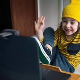 Logitech C505 Webcam HD 720p Micrófono Reducción Ruido, Corrección Luz Auto, Campo Visión 60°, Cable USB-A Largo