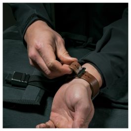 Nomad NM1A4RSM00 Correa Moderna de Cuero Marrón con Hebilla Plateada de Acero Inoxidable para Apple Watch (Series Sport/Edition/Estándar, 46/49mm)