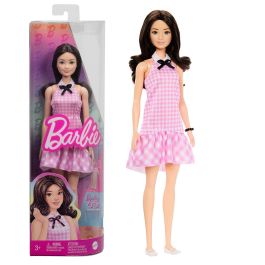 Barbie Muñeca Fashionista HRH21 Vestido Cuadros Rosas - Celebrando 65 Años de Estilo Icónico con Diseño Guingán y Detalles Elegantes Precio: 13.78999974. SKU: B1G29CQMS6