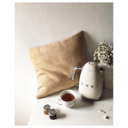 Smeg KLF03CREU Hervidor de Agua de Acero Inoxidable 1.7L 2400W con Filtro Antical, Apagado Automático y Base Giratoria 360°, Color Crema