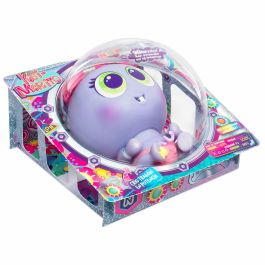 Ksimerito Isabelonga Niu Gen Morado - Muñeca Bebé Interactiva para Adoptar. Tamaño: 15,5x19,5x13,5 cm. A partir de 3 Años.