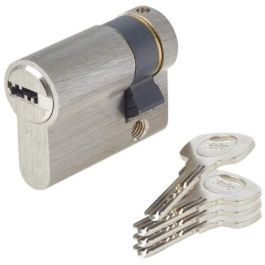 Yale Cerradura de medio cilindro para puerta de garaje, sistema 6 pines, 4 llaves, 30 x 10 mm Precio: 32.49999984. SKU: B1BNCL53WF