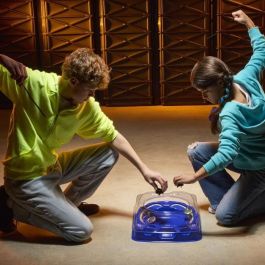 Hasbro G0842 Beyblade Estadio Premium Drop Attack X Set de Batalla Beystadium 2 Tops y 2 Lanzadores +8 años