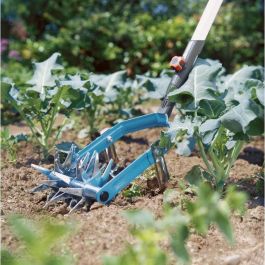 Gardena Desbrozadora Desyerbador Combisystem para desmenuzado y deshierbe simultáneo de malezas, ideal suelos arenosos, con rueda de estrella Gardena Desbrozadora Desyerbador Combisystem para desmenuzado y deshierbe simultáneo de malezas, ideal suelos arenosos, con rueda de estrella