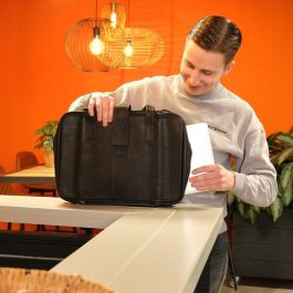 R-Go Tools Bolso para portátil R-Go Viva, Cuero de Plena Flor, Negro