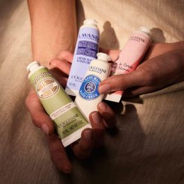 L'Occitane En Provence Crema de Manos Rosa 30 ml con 20% Manteca de Karité y Fragancia de GINGEMBRE ROUGE para Nutrición y Suavidad