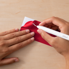 Cricut Rollo de vinilo de termotransferencia liso Rojo 241 mm x 914 mm compatible con Cricut Joy Xtra - 2010378