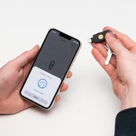 Yubico Security Key C NFC U2F FIDO2 - Clave de Seguridad USB-C para Google, Microsoft, AWS, Duo, Keeper, 1Password, Bitwarden IP68
