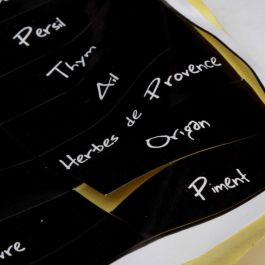 Cook Concept Especiero con 8 Botes de Vidrio y Tapas de Doble Dosificado, Base Negra, Giratorio 19x20 cm