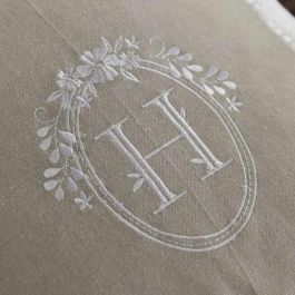 Today TOD1700216549240 Cojín Decorativo CHARME Tejido Slub y Chambray con Bordado Berenice 40x40 cm Today TOD1700216549240 Cojín Decorativo CHARME Tejido Slub y Chambray con Bordado Berenice 40x40 cm