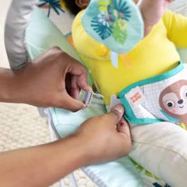 Bright Starts Hamaca Vibratoria para Bebés Wild Wonders - BRI17586 - Con Arco de Juguete Extraíble y Arnés de 3 Puntos