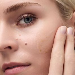 Catrice #010-Oh My Goldness Prebase Hidratante con Escamas de Oro 24K y Ácido Hialurónico 30 ml