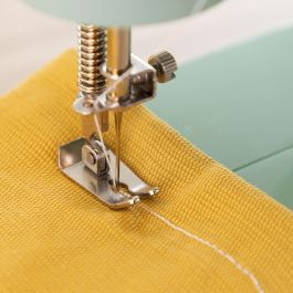 Mini Máquina de Coser Portátil con LED, Cortahílos y Accesorios Sewny InnovaGoods